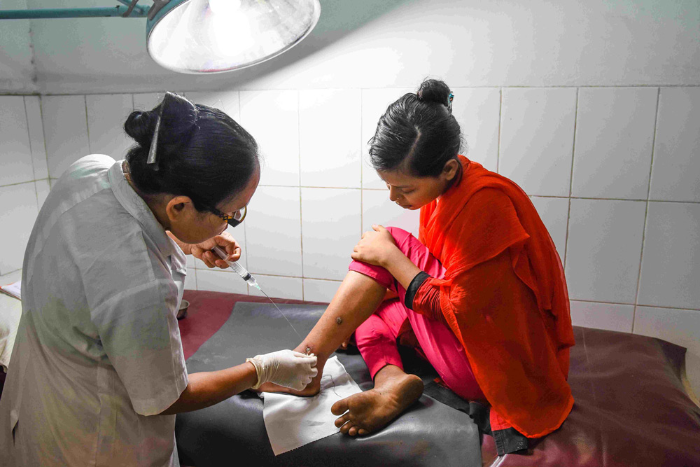 Zwei Krankenschwestern kümmern sich um den Patienten